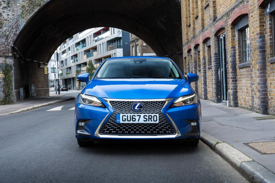  Lexus CT200h 2017 года  (UK) (фото 15 из 38)